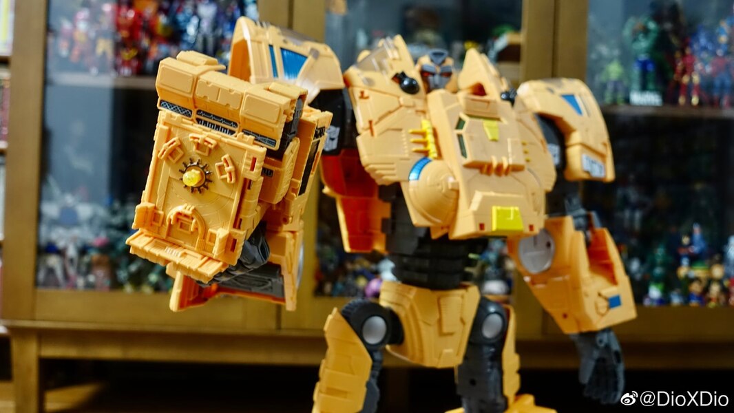 Transformers Kingdom Titan Class ARK More In Hand Images  (28 of 30)